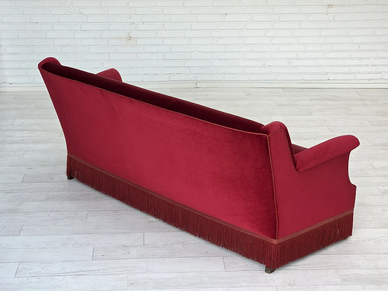 Divano danese a 3 posti, velluto rosso ciliegia, anni '60 12