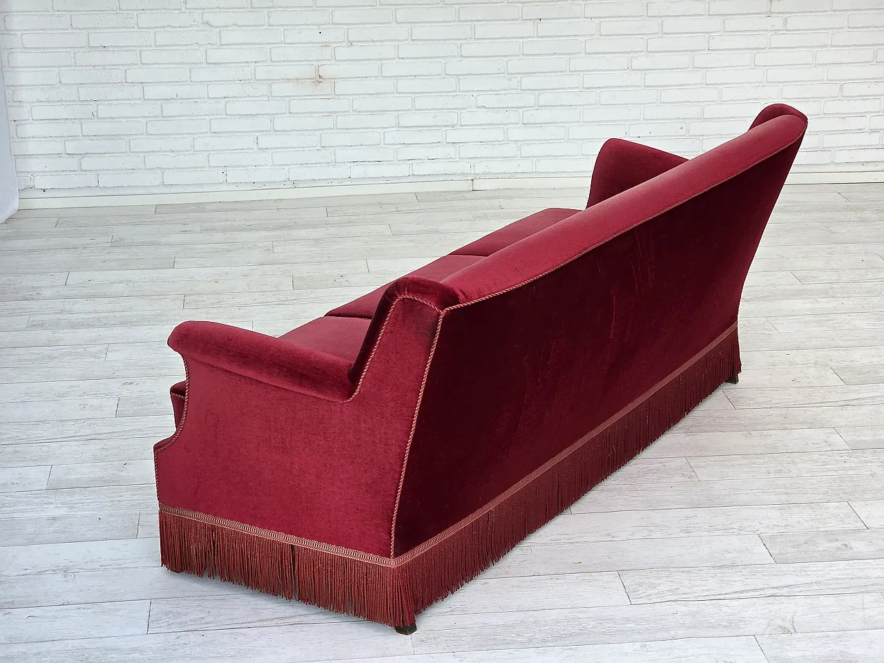 Divano danese a 3 posti, velluto rosso ciliegia, anni '60 14