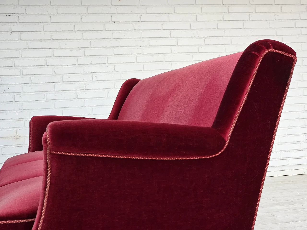 Divano danese a 3 posti, velluto rosso ciliegia, anni '60 17