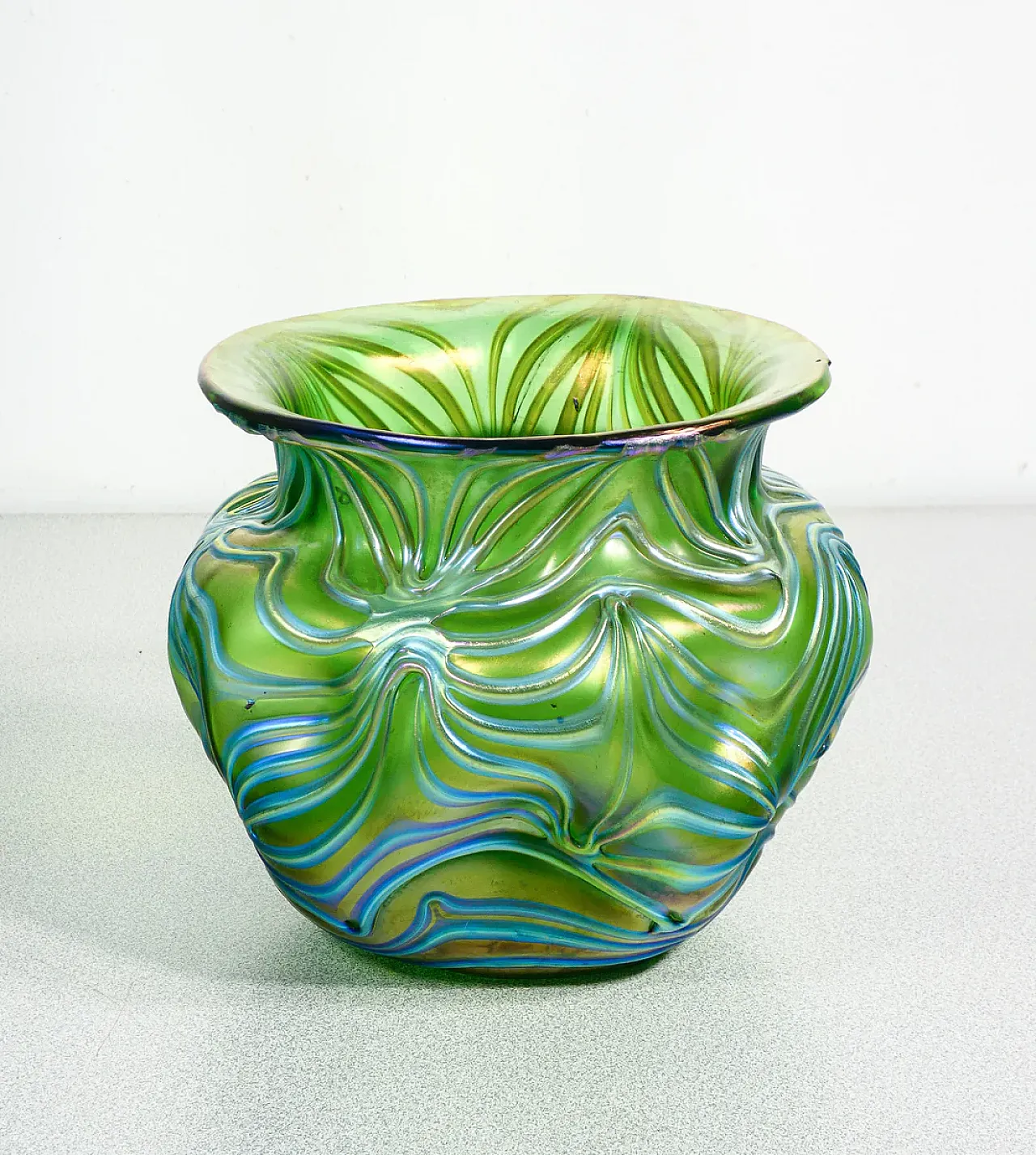 Vaso in vetro soffiato iridescente, primo '900 1