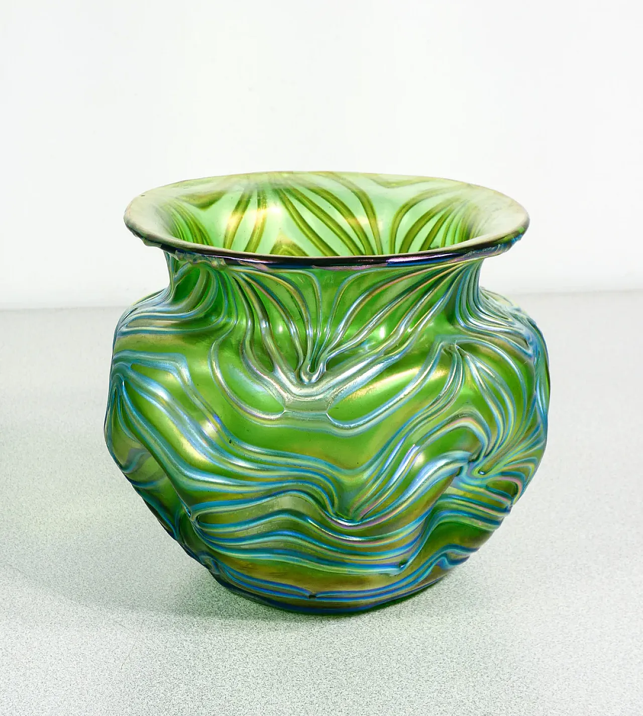 Vaso in vetro soffiato iridescente, primo '900 2