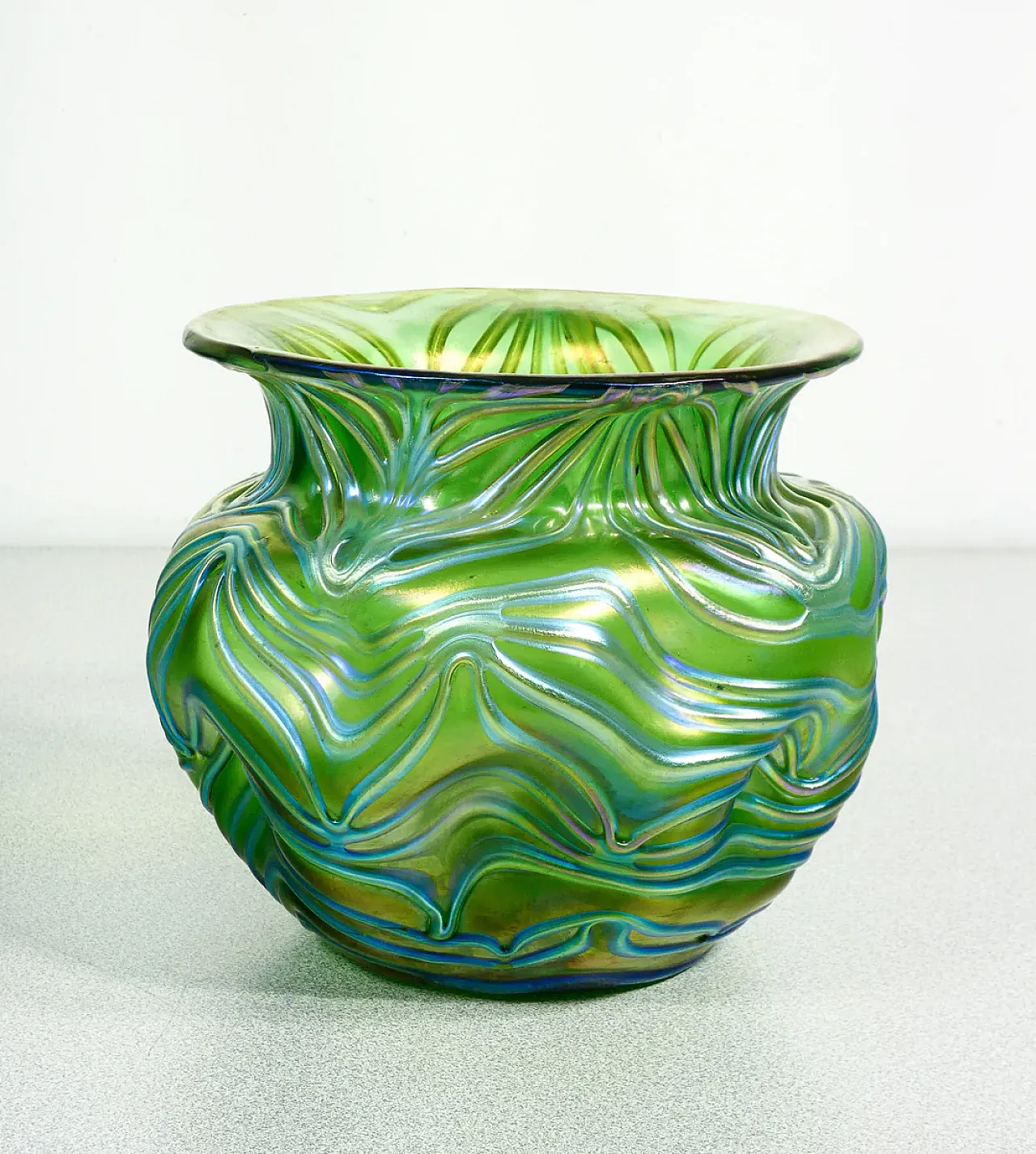 Vaso in vetro soffiato iridescente, primo '900 3