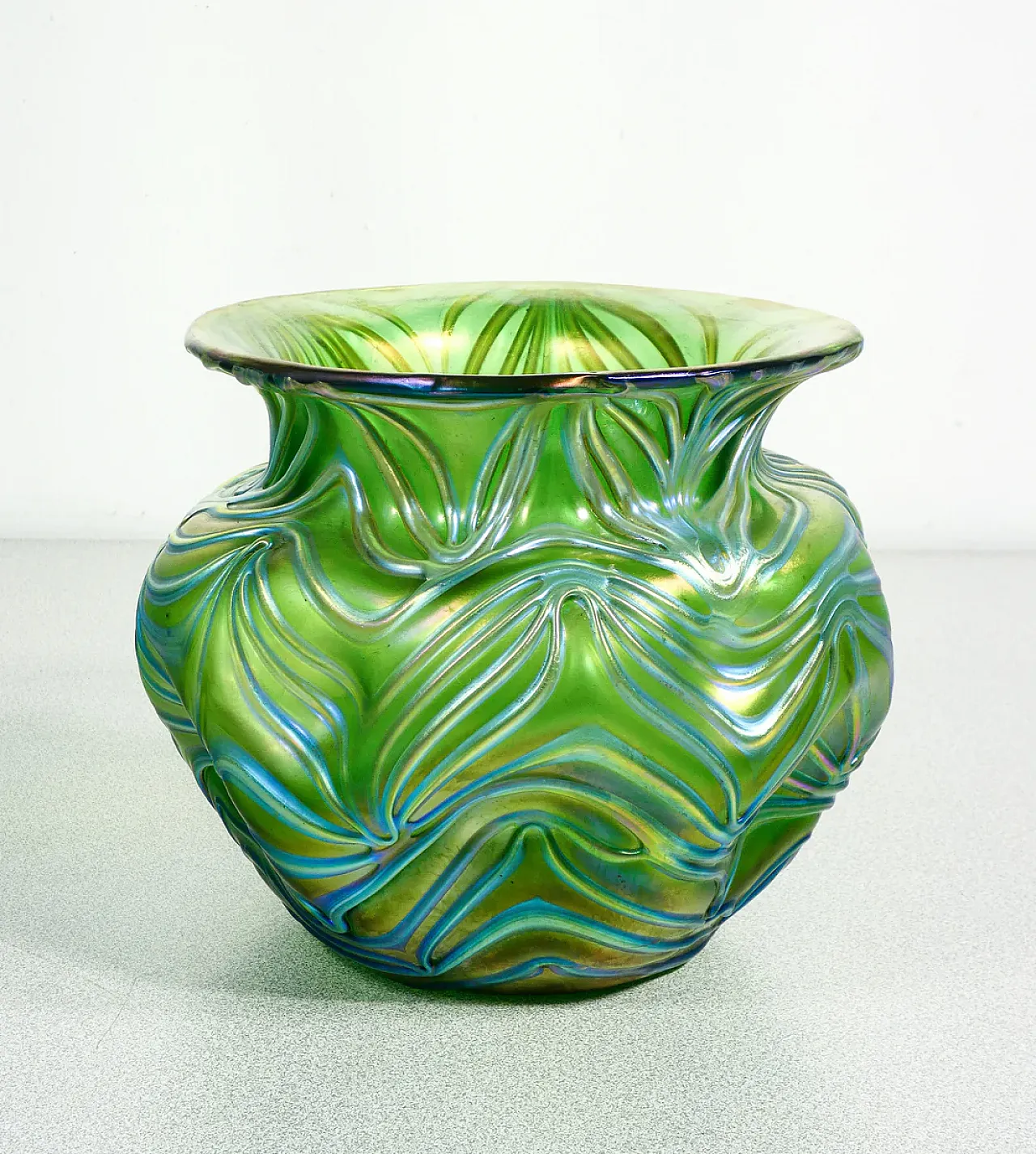 Vaso in vetro soffiato iridescente, primo '900 4