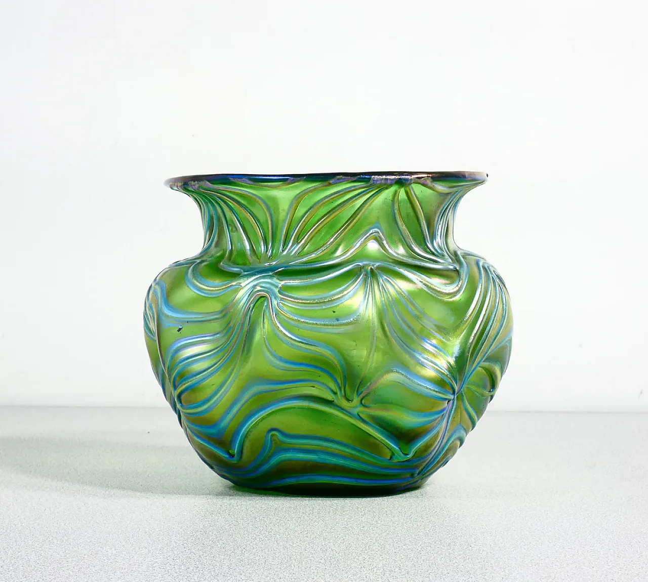 Vaso in vetro soffiato iridescente, primo '900 5