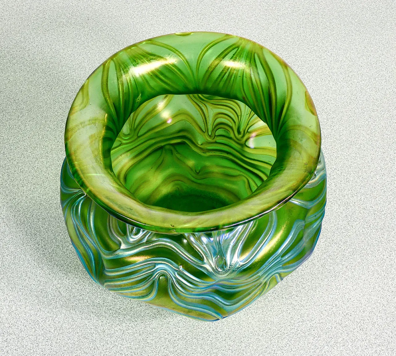 Vaso in vetro soffiato iridescente, primo '900 6