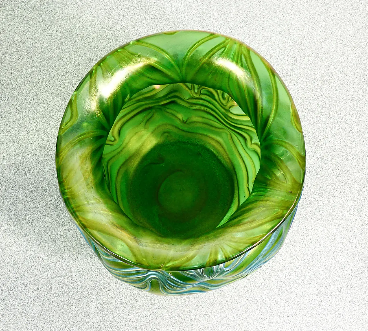 Vaso in vetro soffiato iridescente, primo '900 7