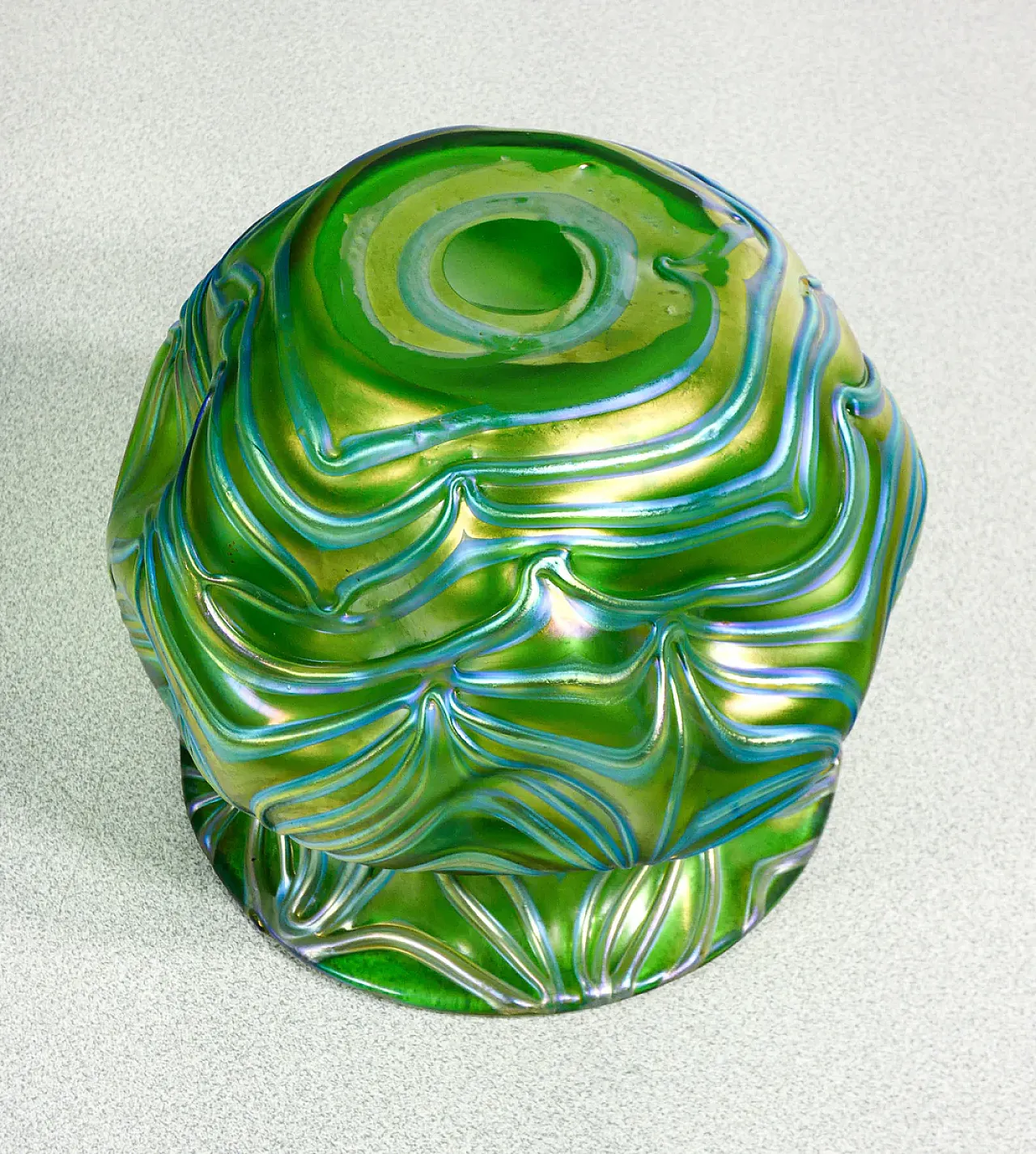 Vaso in vetro soffiato iridescente, primo '900 8