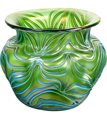 Vaso in vetro soffiato iridescente, primo '900