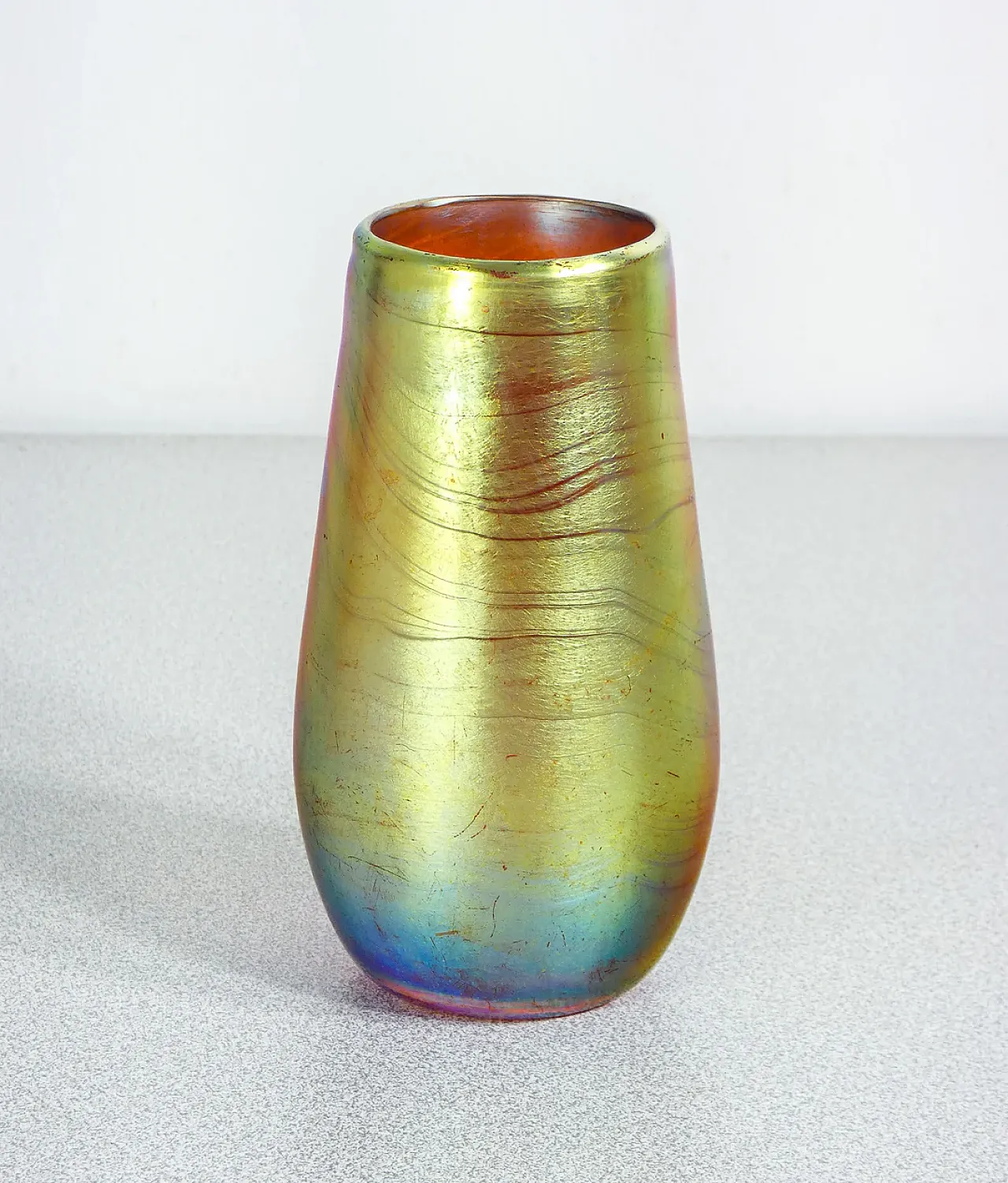 Iridescent blown glass vase, early 20th century 1