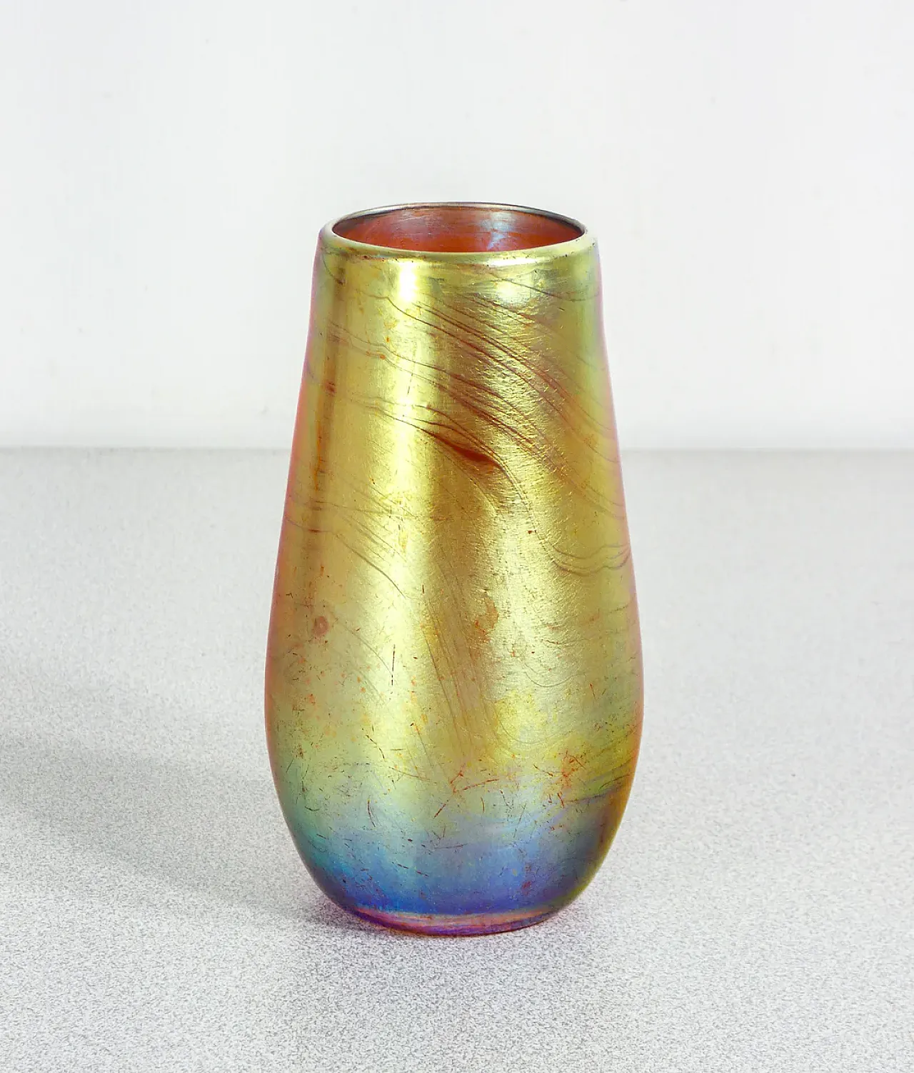 Iridescent blown glass vase, early 20th century 3