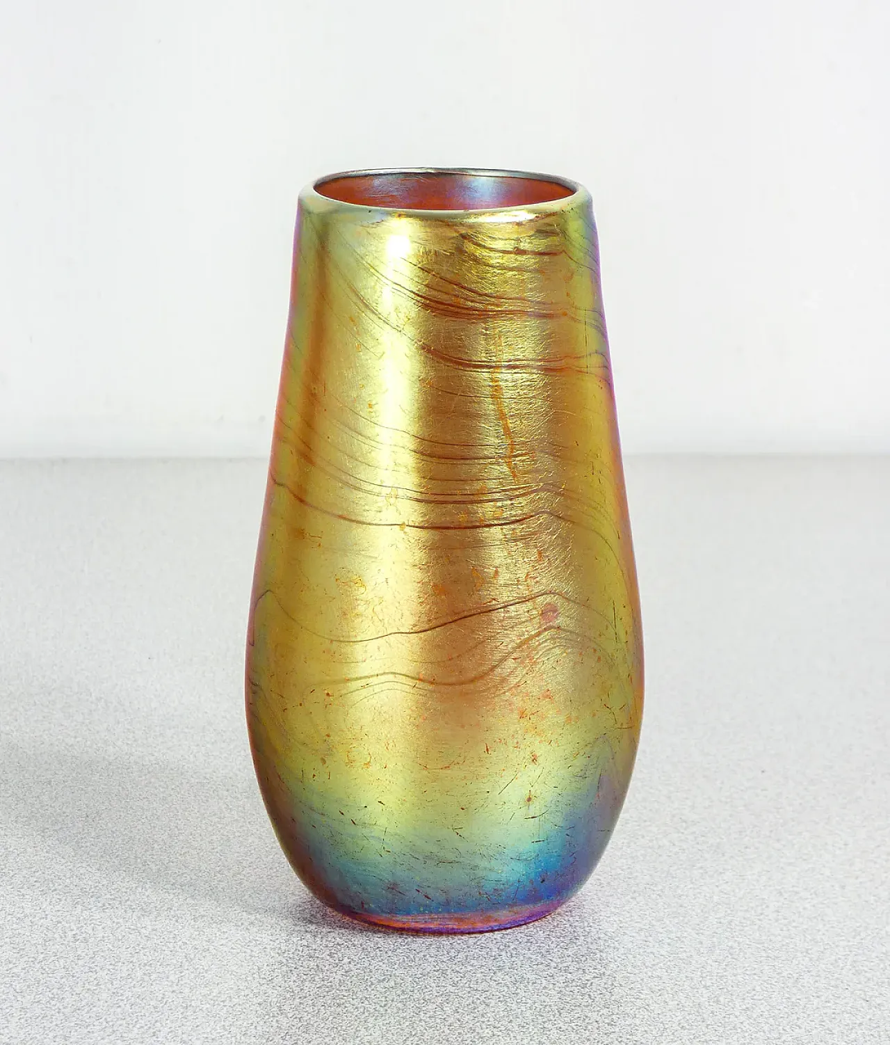 Iridescent blown glass vase, early 20th century 4