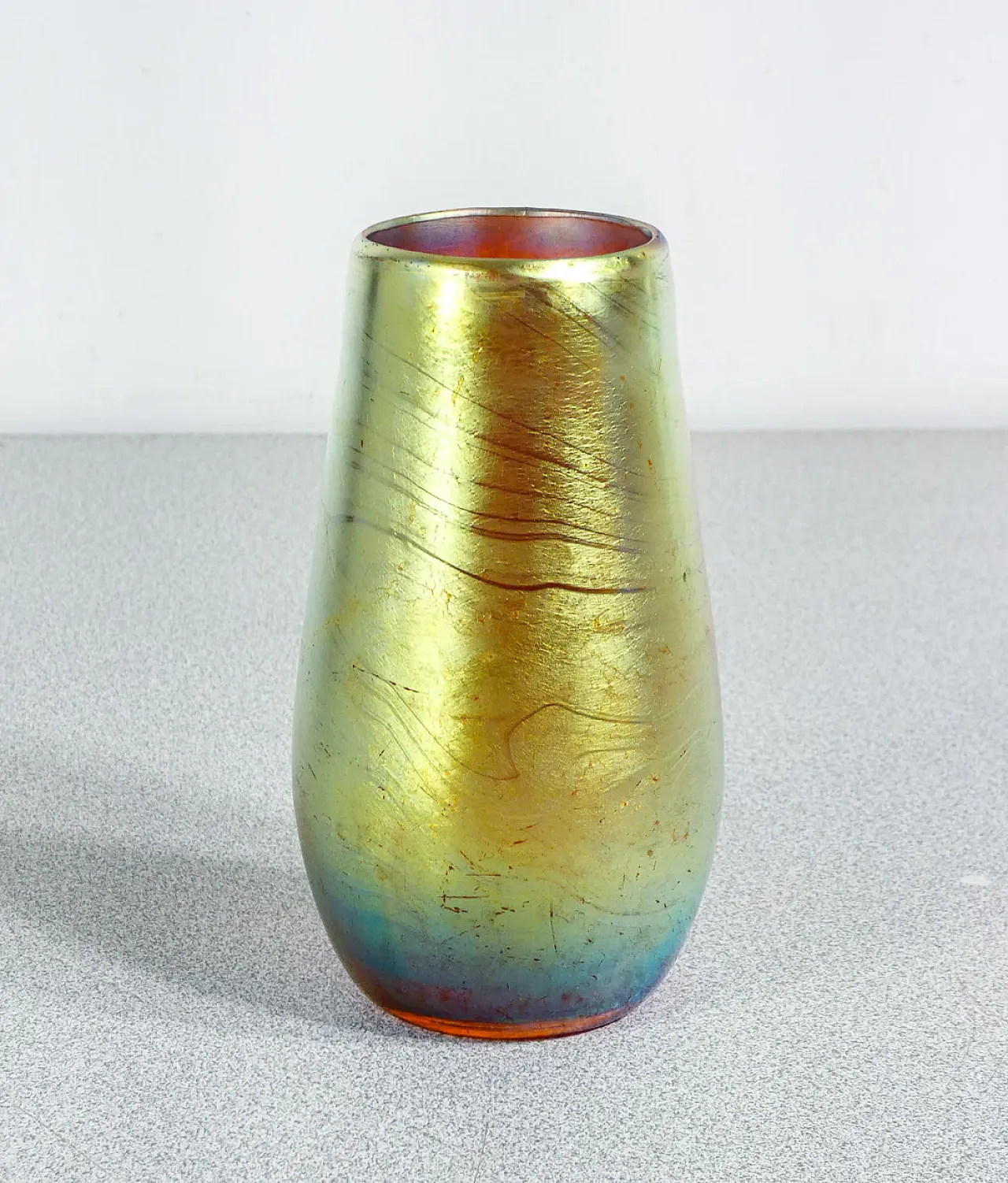 Iridescent blown glass vase, early 20th century 5