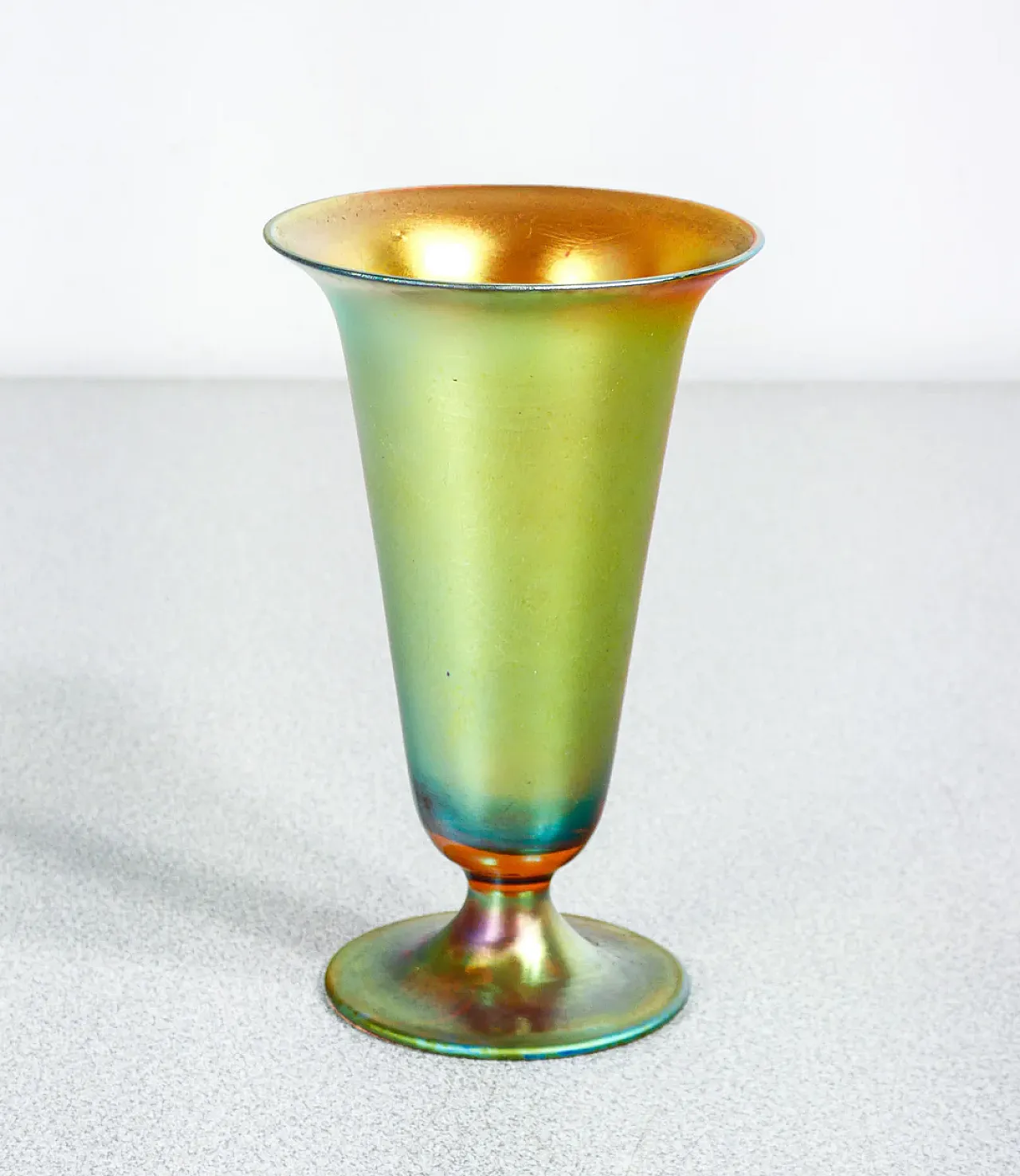 Vaso in vetro soffiato iridescente, primo '900 1