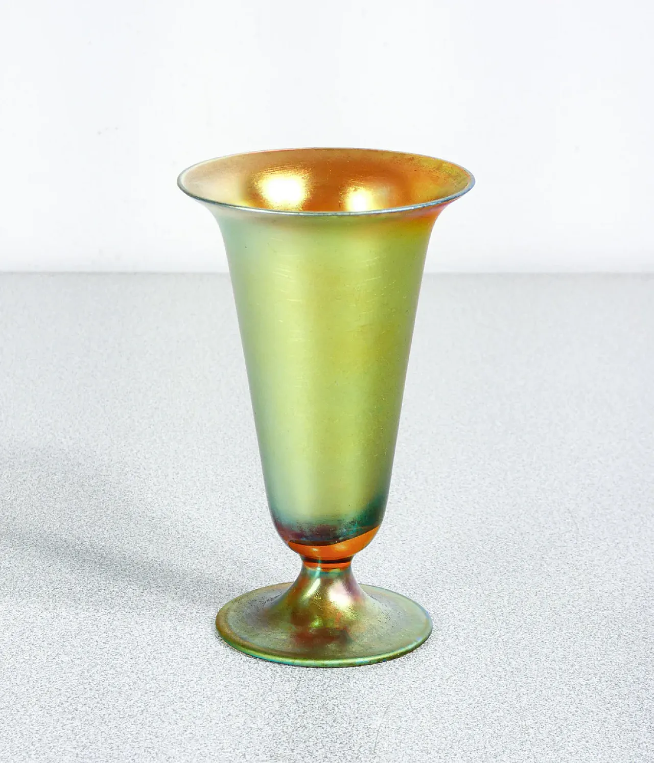 Vaso in vetro soffiato iridescente, primo '900 2