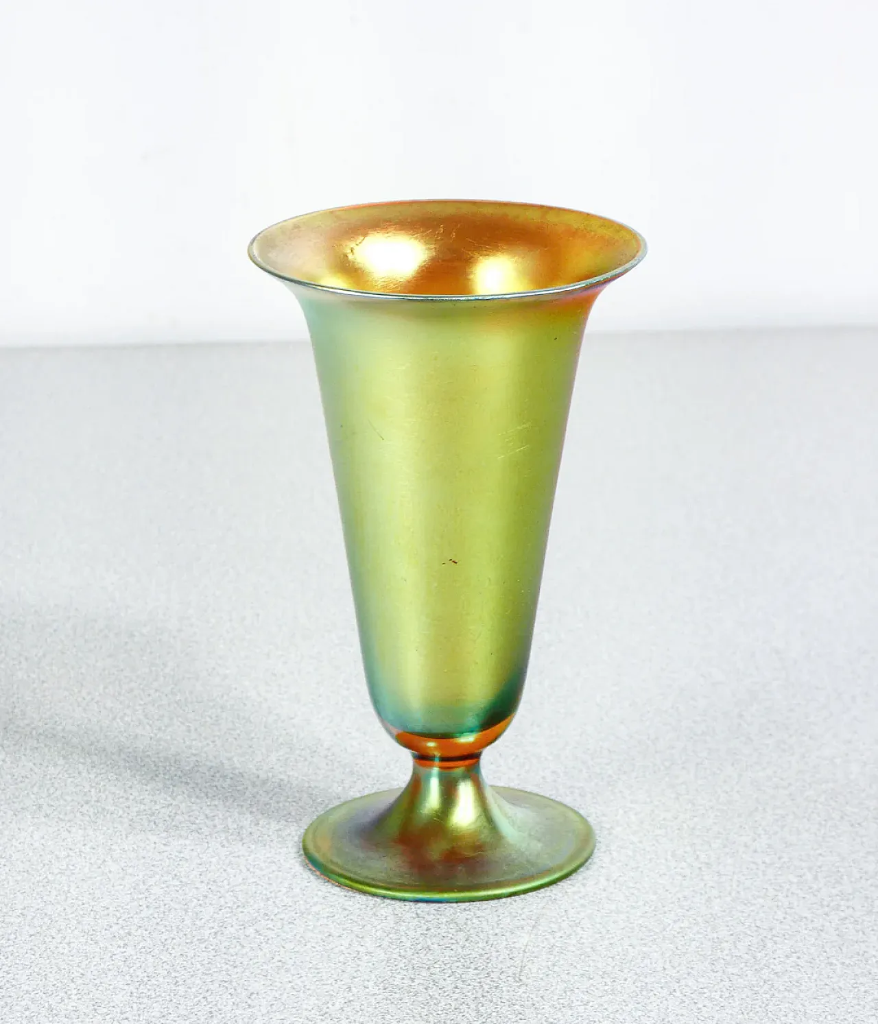 Vaso in vetro soffiato iridescente, primo '900 3