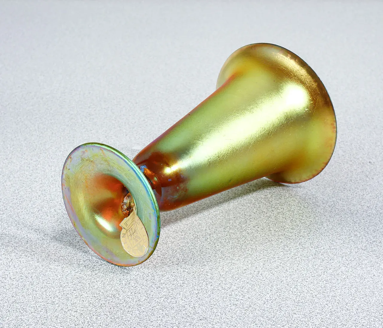 Vaso in vetro soffiato iridescente, primo '900 7