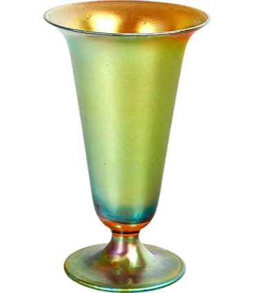 Vaso in vetro soffiato iridescente, primo '900