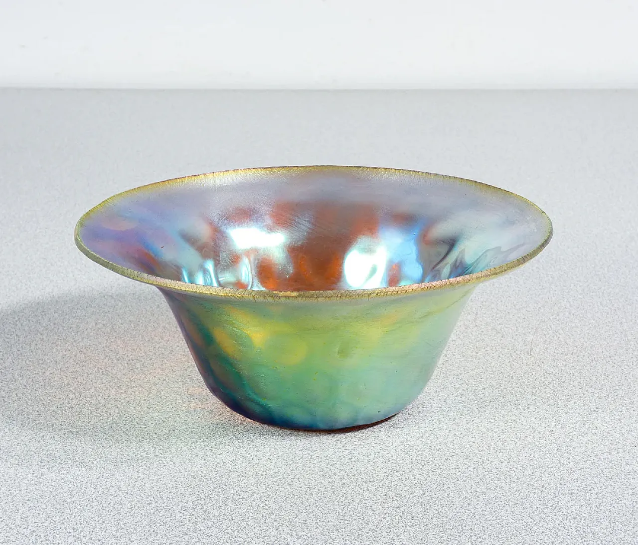 Vaso in vetro soffiato iridescente, primo '900 1