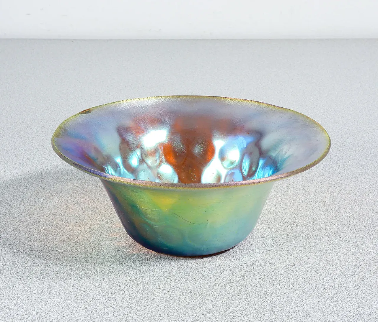 Vaso in vetro soffiato iridescente, primo '900 2