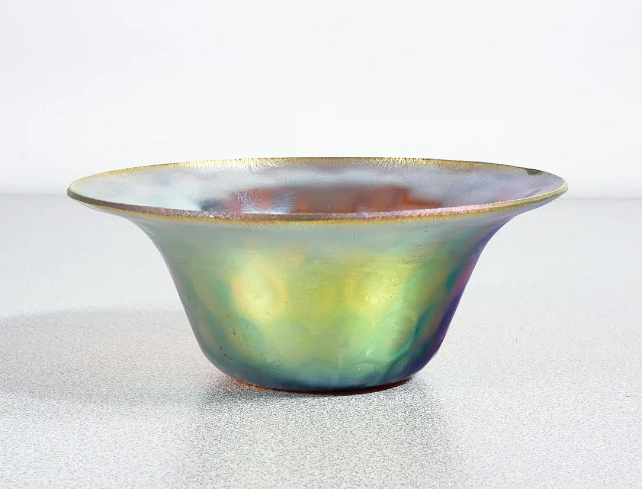 Vaso in vetro soffiato iridescente, primo '900 3