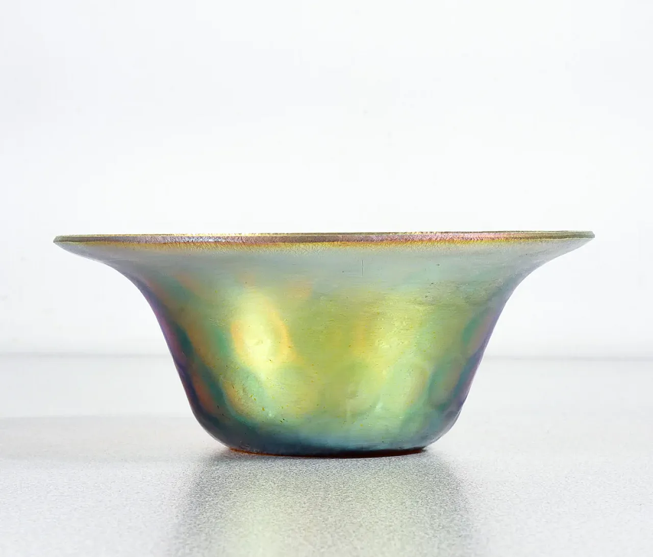 Vaso in vetro soffiato iridescente, primo '900 5