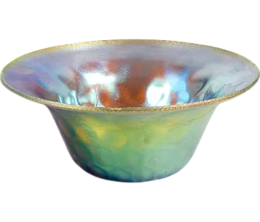 Vaso in vetro soffiato iridescente, primo '900