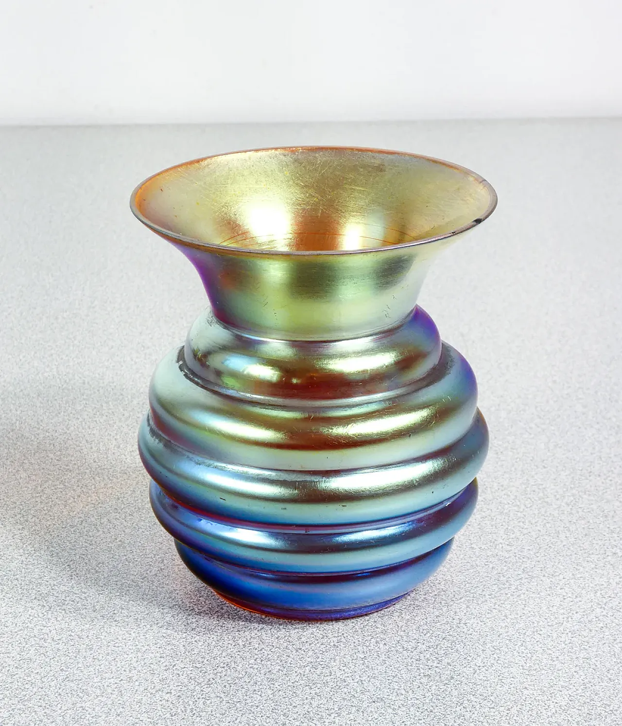 Vaso in vetro soffiato iridescente, primo '900 2