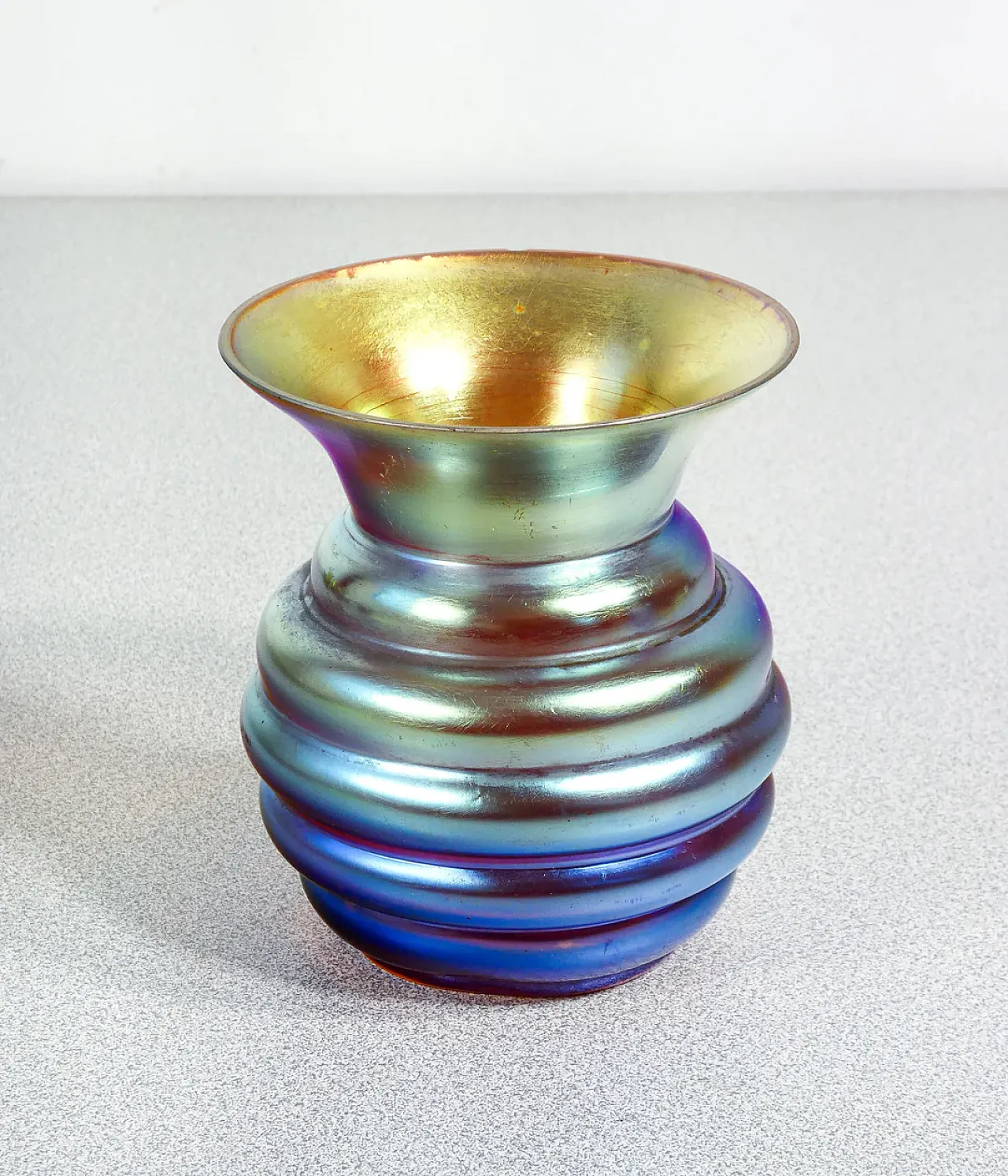 Vaso in vetro soffiato iridescente, primo '900 3