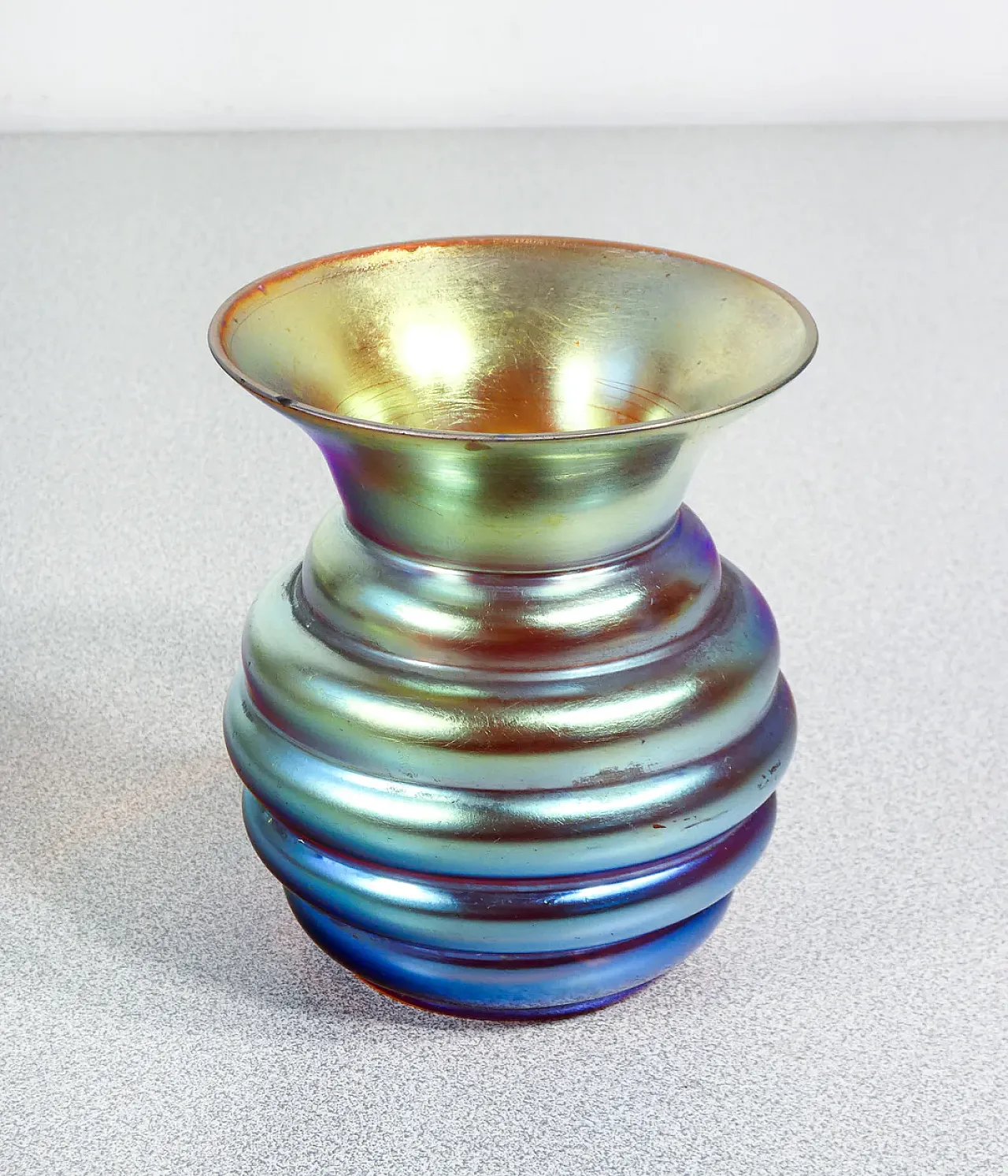 Vaso in vetro soffiato iridescente, primo '900 4