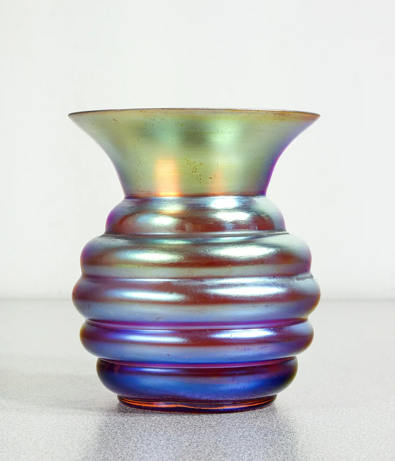 Vaso in vetro soffiato iridescente, primo '900 5