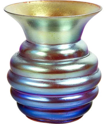 Vaso in vetro soffiato iridescente, primo '900