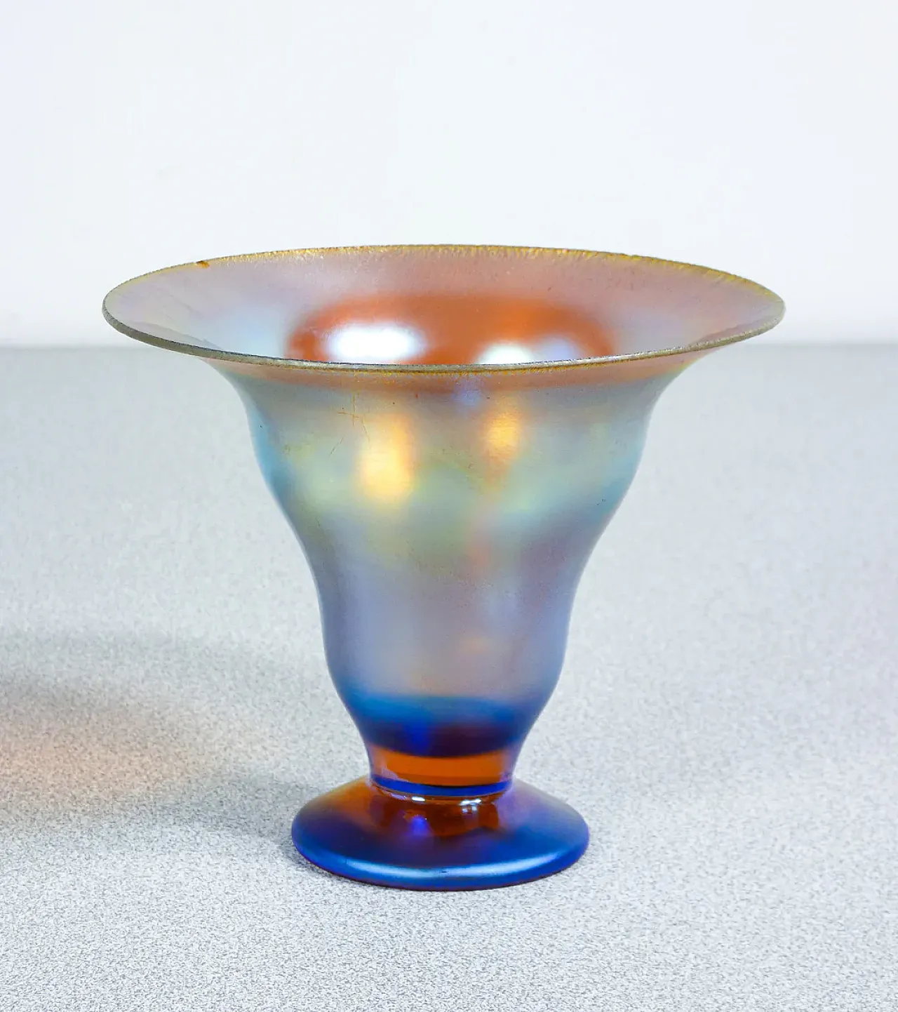 Vaso, coppa in vetro soffiato iridescente, primo '900 1