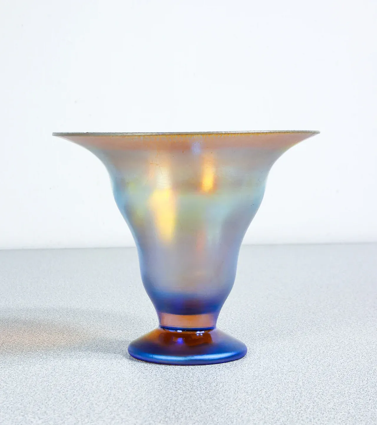 Vaso, coppa in vetro soffiato iridescente, primo '900 2