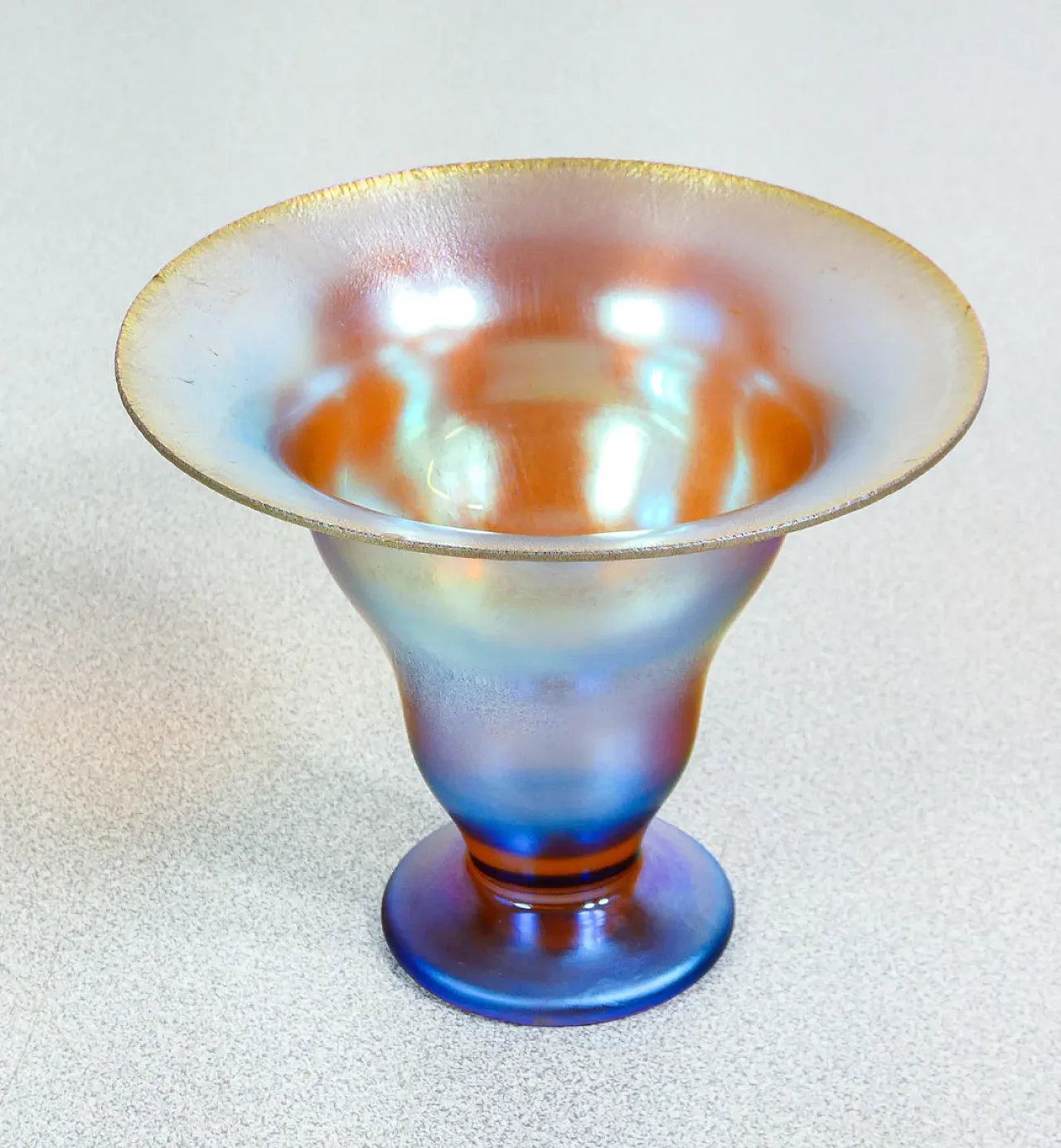Vaso, coppa in vetro soffiato iridescente, primo '900 3