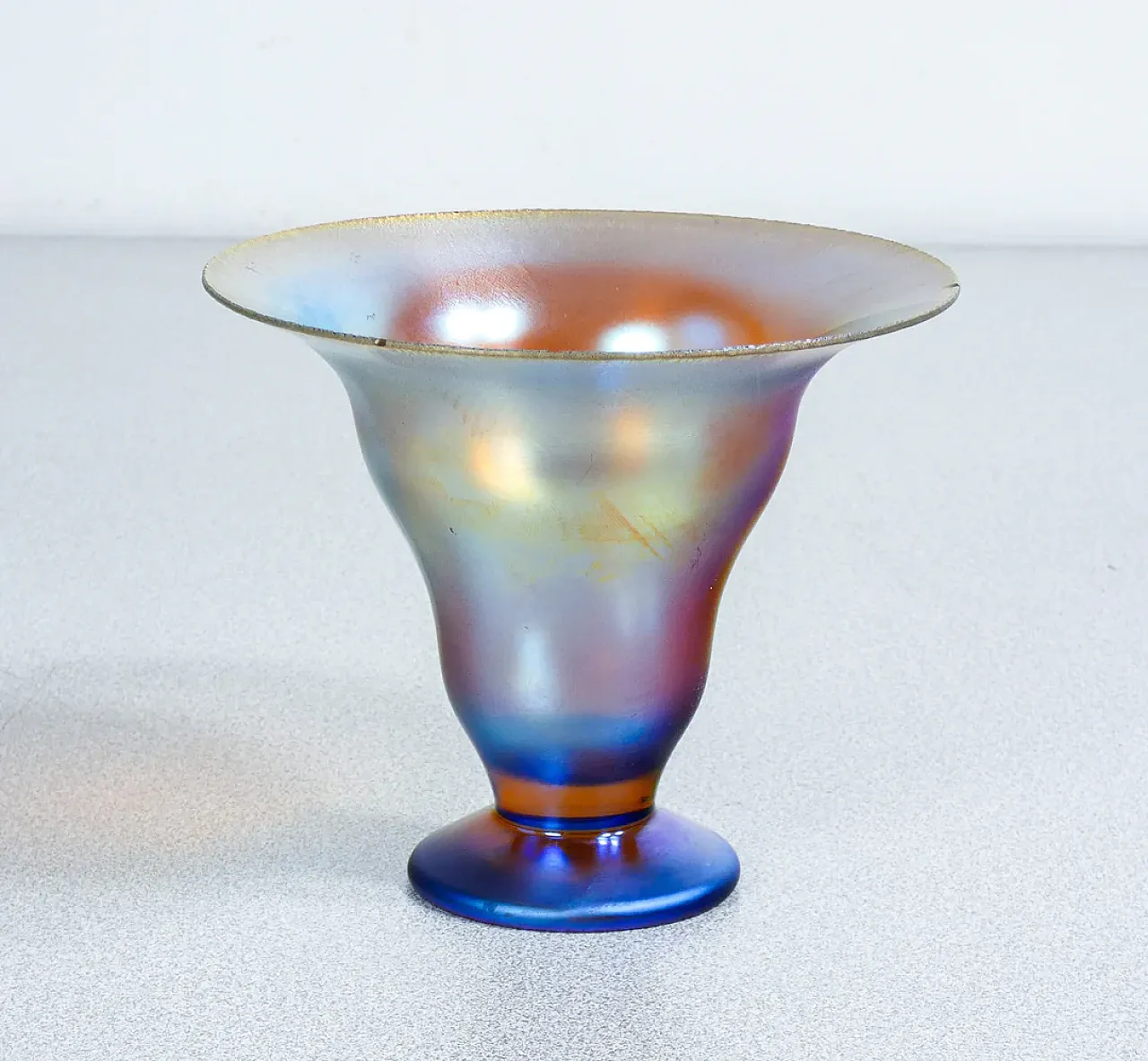Vaso, coppa in vetro soffiato iridescente, primo '900 5