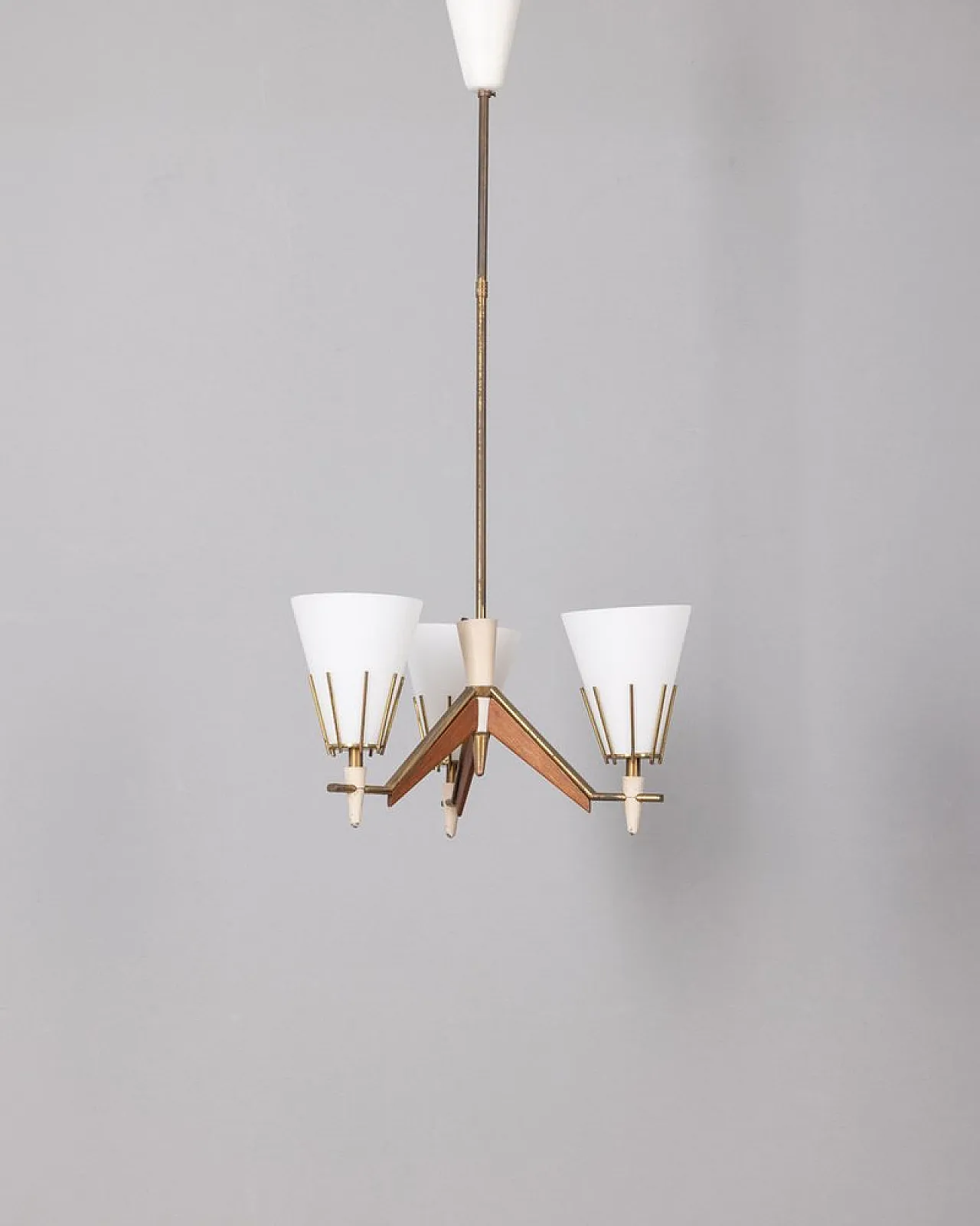 Lampada a sospensione in legno e vetro opalino, anni '50 2