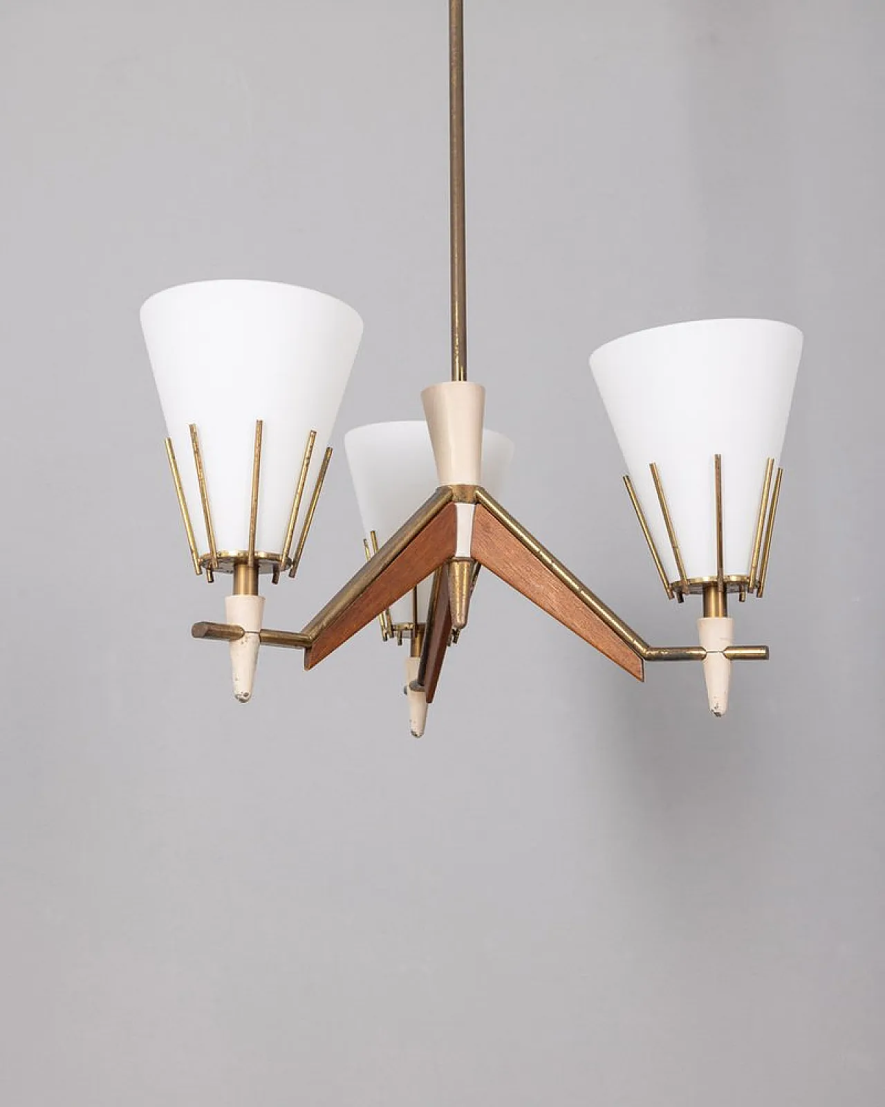 Lampada a sospensione in legno e vetro opalino, anni '50 3