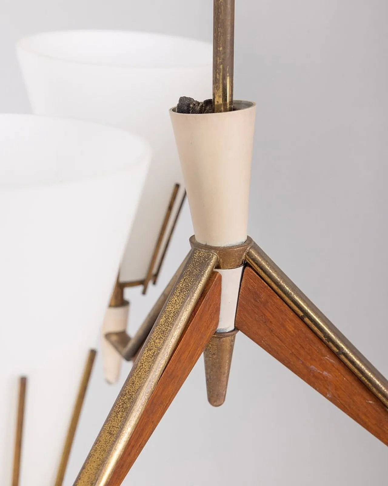 Lampada a sospensione in legno e vetro opalino, anni '50 5