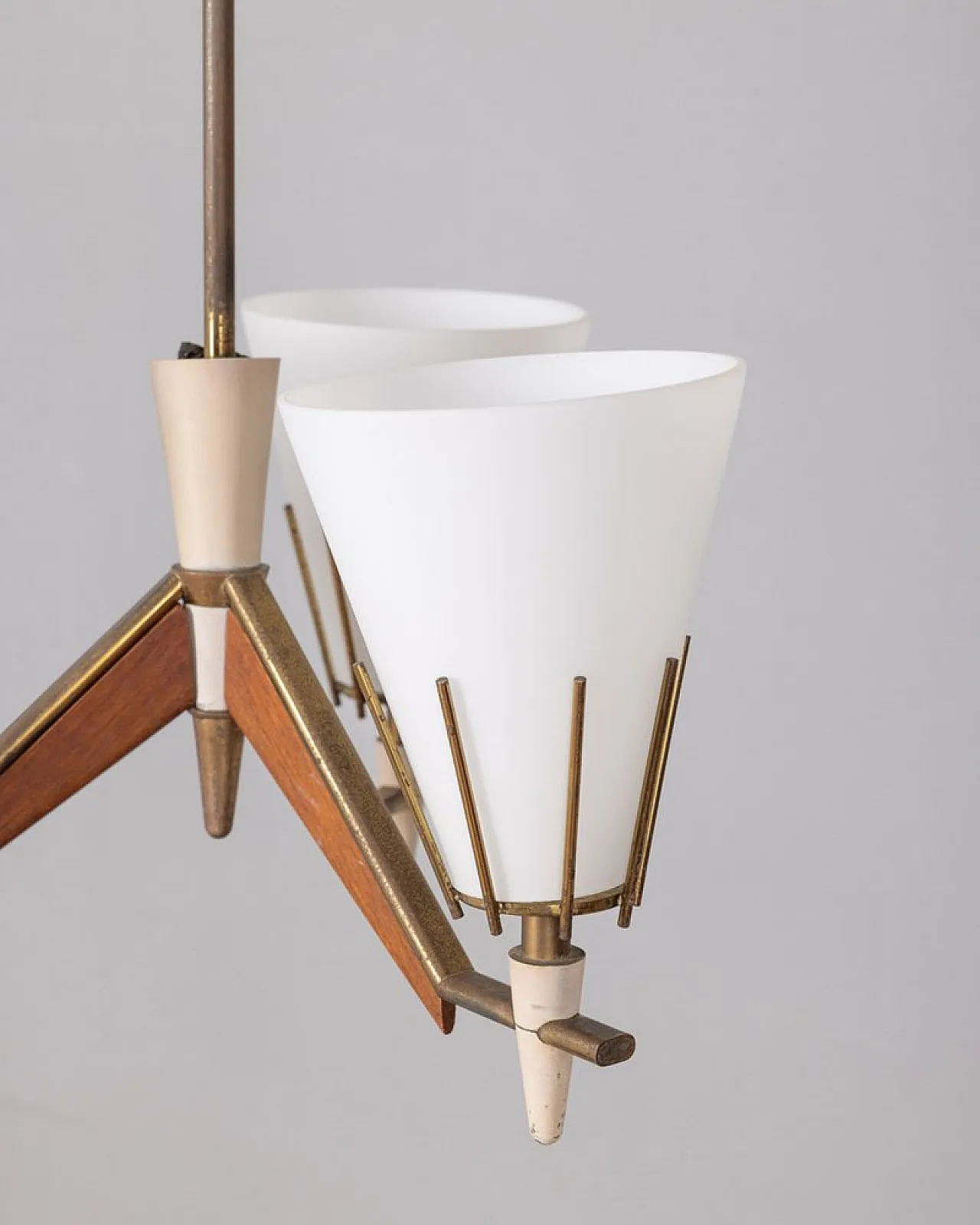 Lampada a sospensione in legno e vetro opalino, anni '50 6