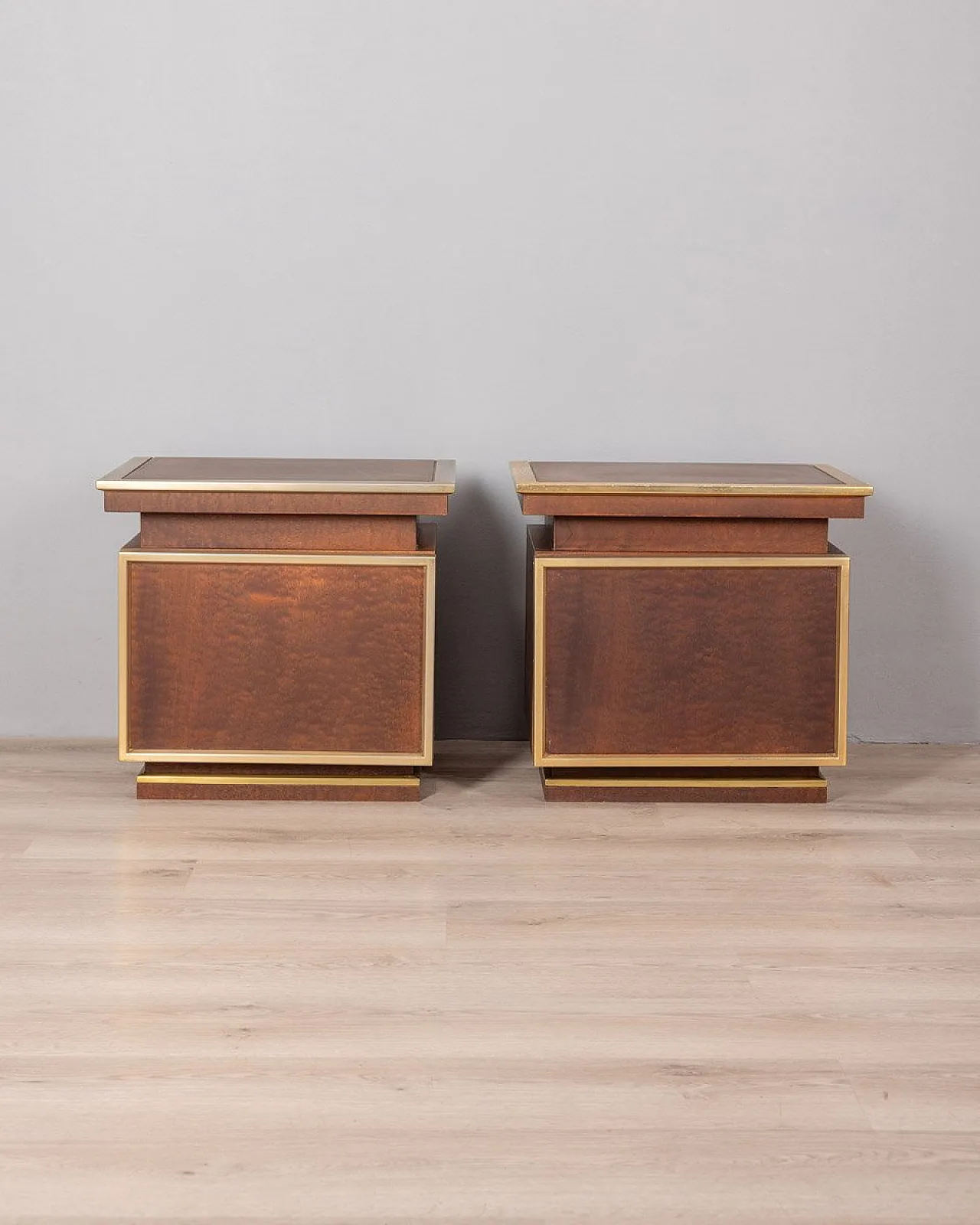 Coppia di comodini in ottone e legno, anni '50 1