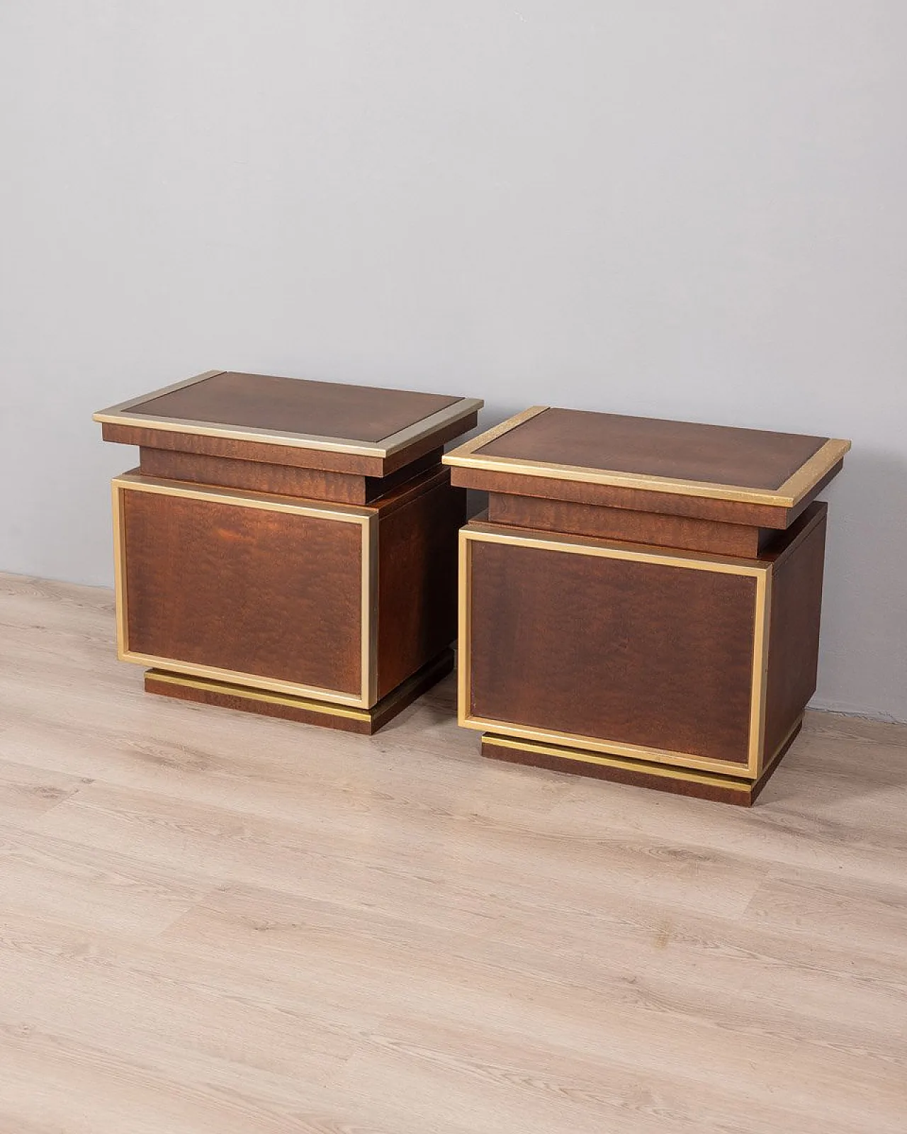 Coppia di comodini in ottone e legno, anni '50 2