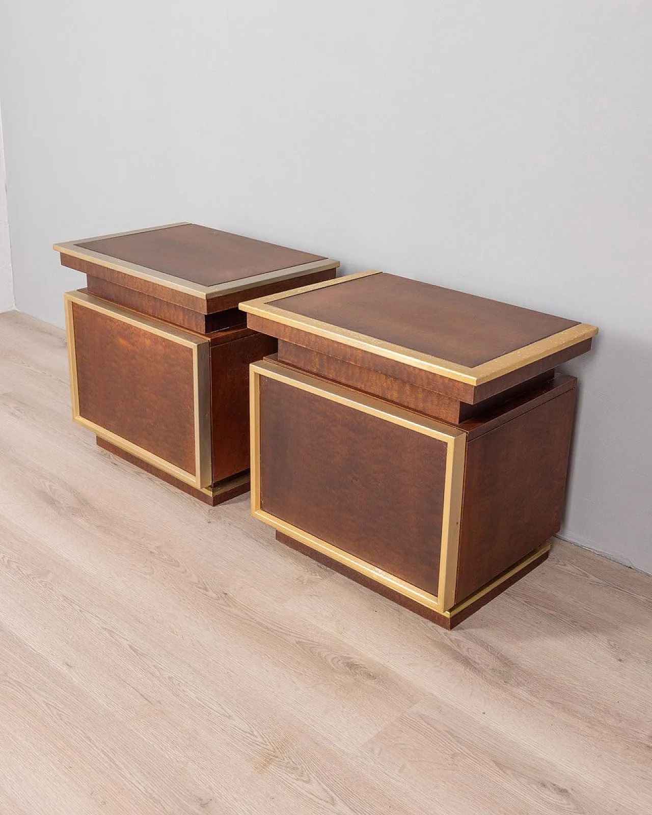 Coppia di comodini in ottone e legno, anni '50 3