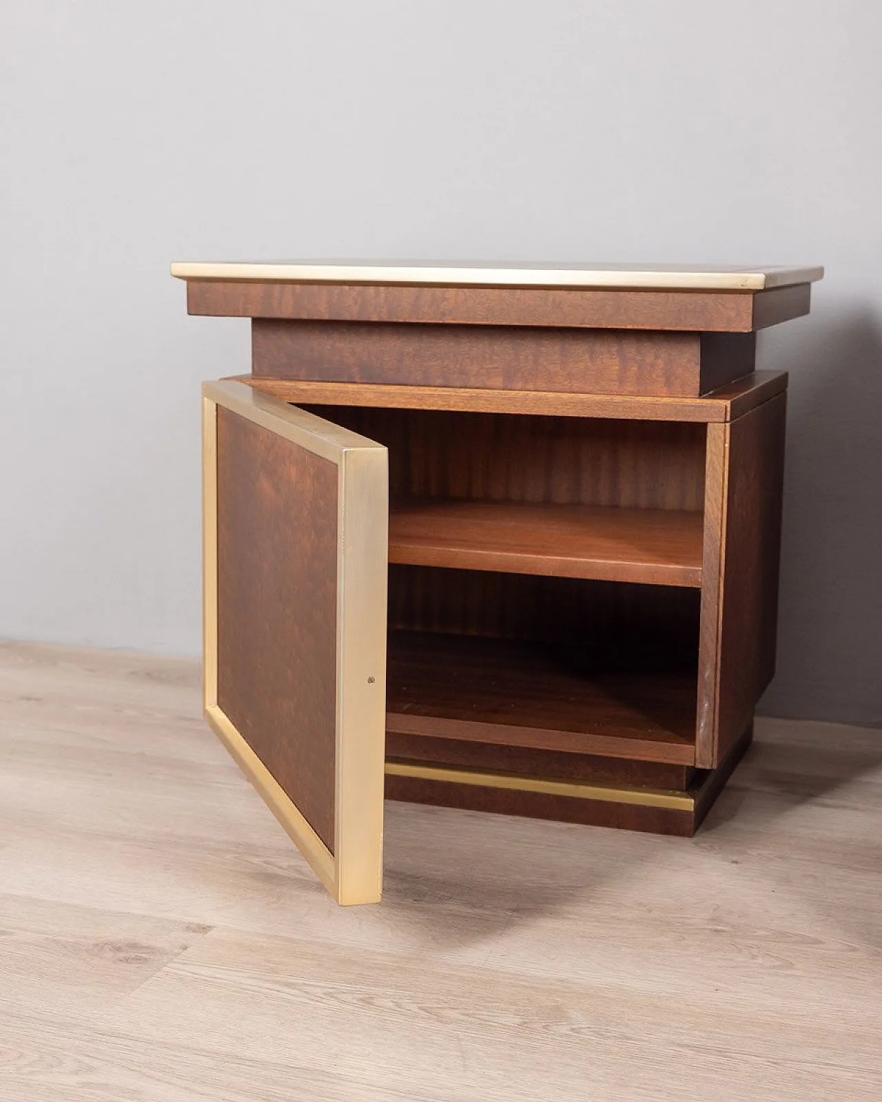 Coppia di comodini in ottone e legno, anni '50 4