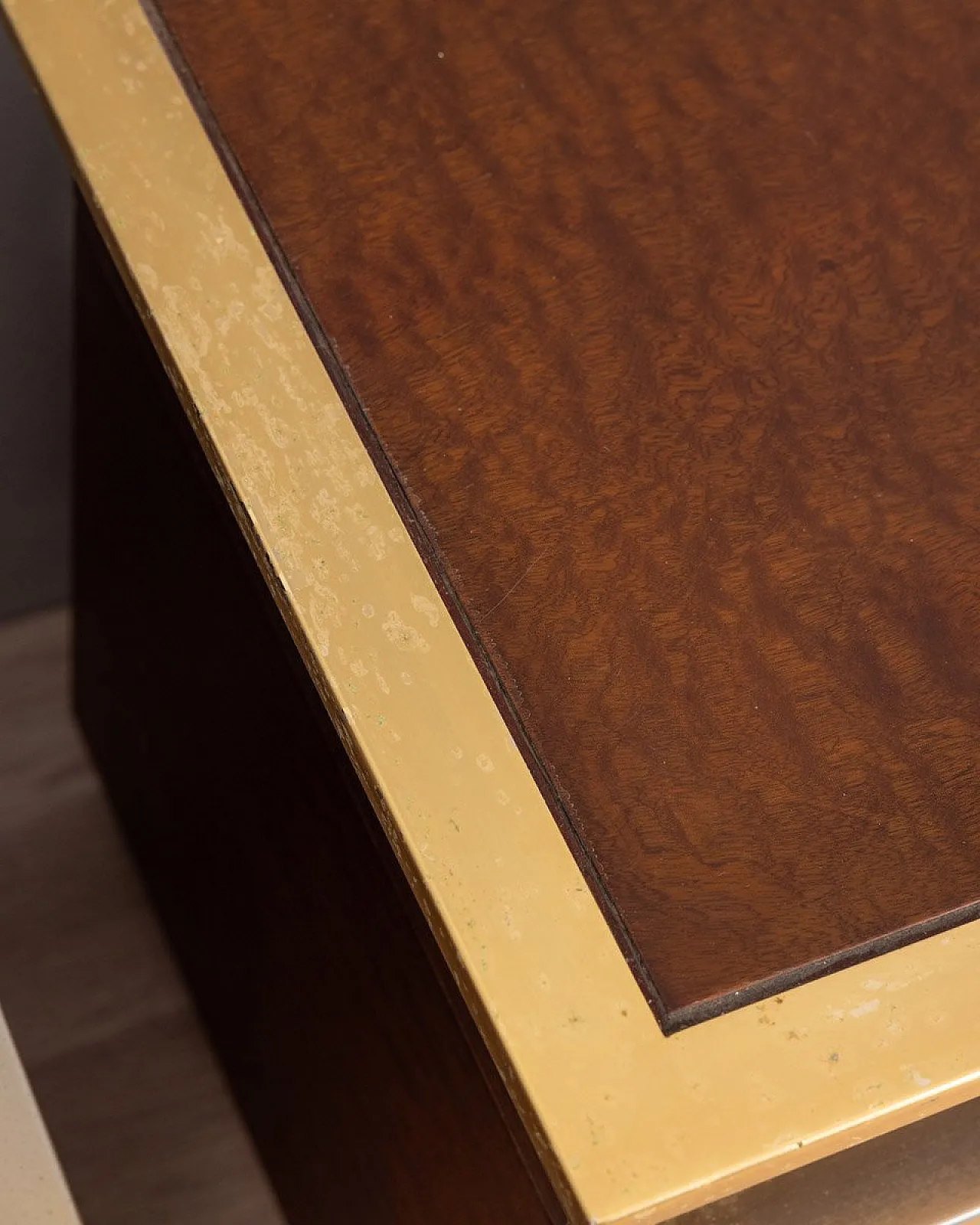 Coppia di comodini in ottone e legno, anni '50 5