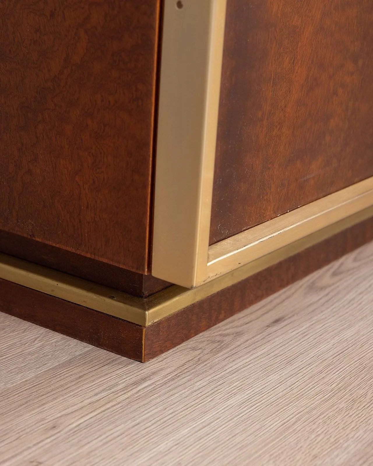 Coppia di comodini in ottone e legno, anni '50 6