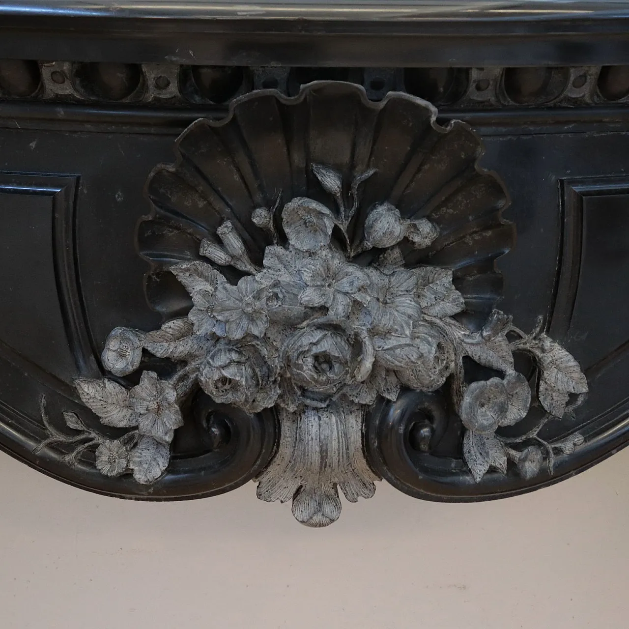 Camino scolpito in marmo nero del Belgio, '800 3
