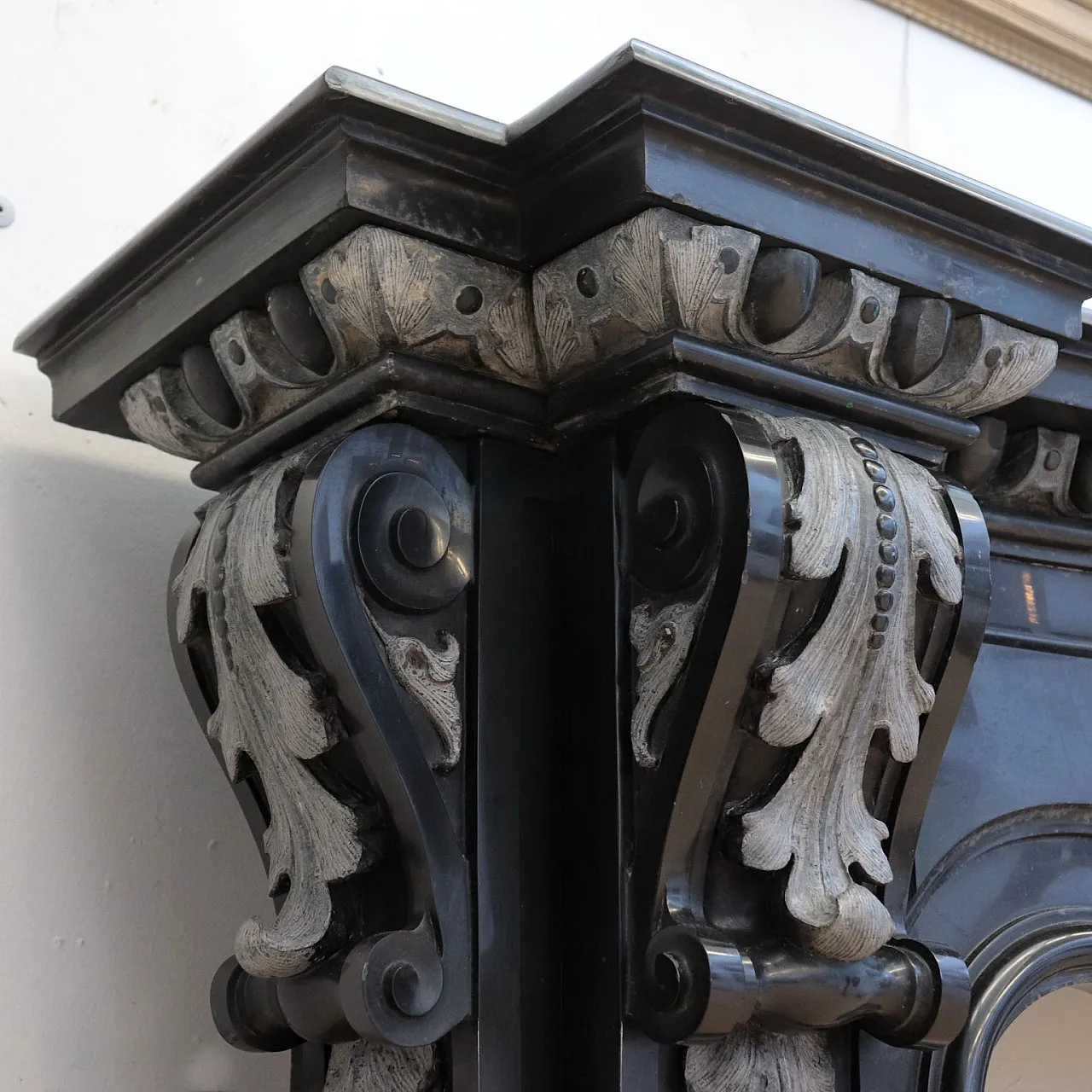 Camino scolpito in marmo nero del Belgio, '800 5