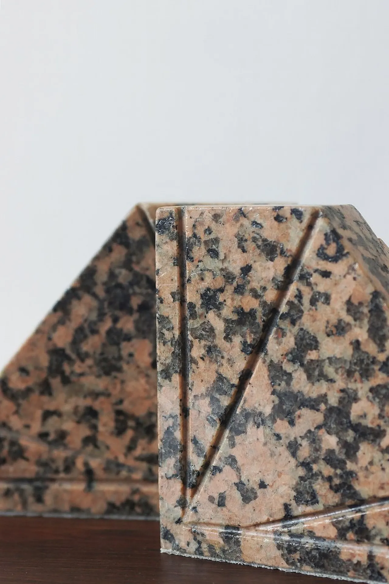 Coppia di fermalibri Art Déco in granito, metà '900 4