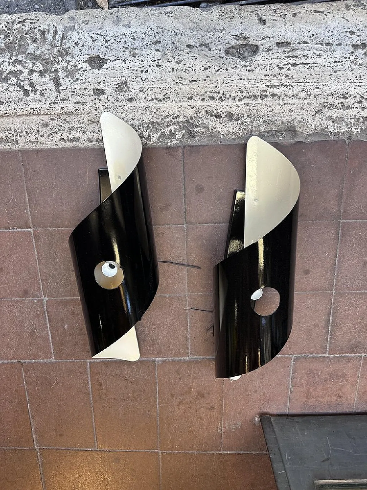 Coppia di Applique in Laccatura Nera e Beige – Gaetano Scolari, Italia 1