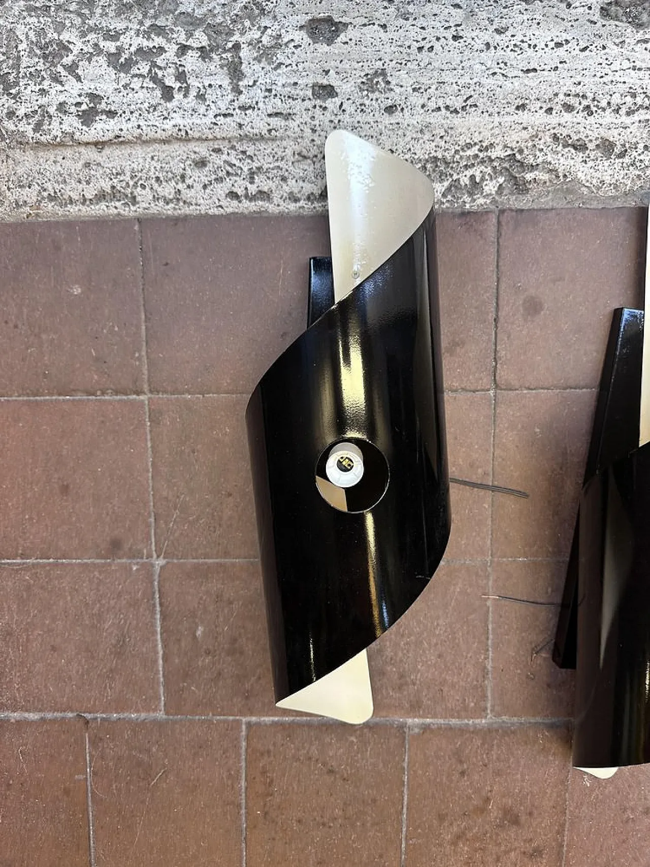 Coppia di Applique in Laccatura Nera e Beige – Gaetano Scolari, Italia 2